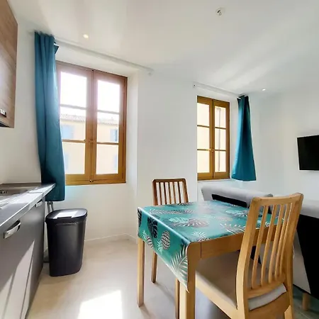 Les Marc - 5 Dans Le Vieil Antibes