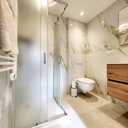 Les Marc - 5 Dans Le Vieil Antibes