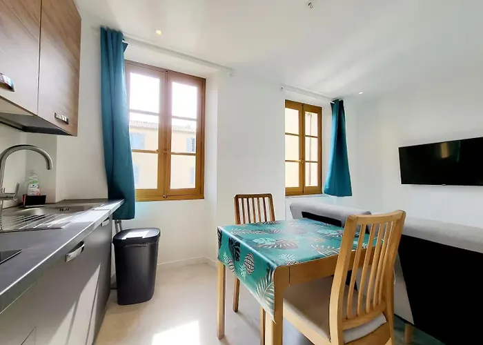 Les Marc - 5 Dans Le Vieil Antibes