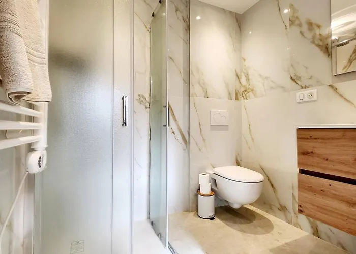 Les Marc - 5 Dans Le Vieil Antibes